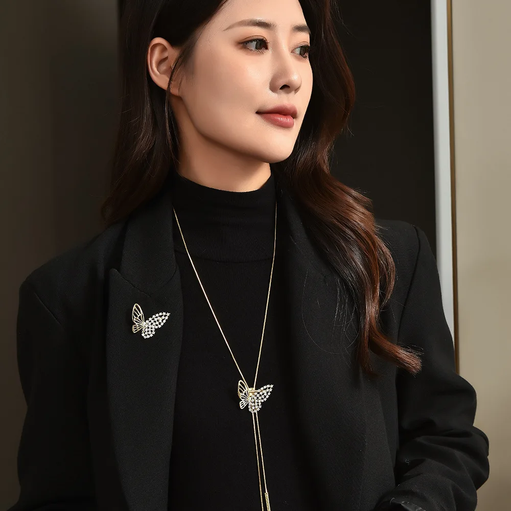 Die ausgehöhlte, schmetterlingsförmige, verstellbare Halskette mit langer Quaste dient als Corsage für Frauen