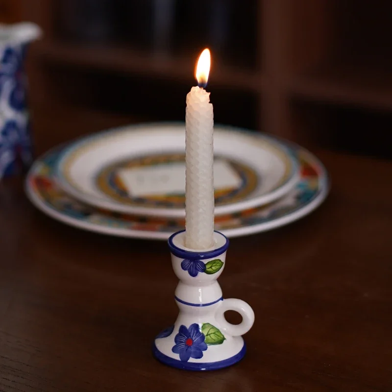 Mesa  comedor  cerámica pintada a mano con flores azules y azules, canlabro, cena a la luz  las velas, campo rural  ex