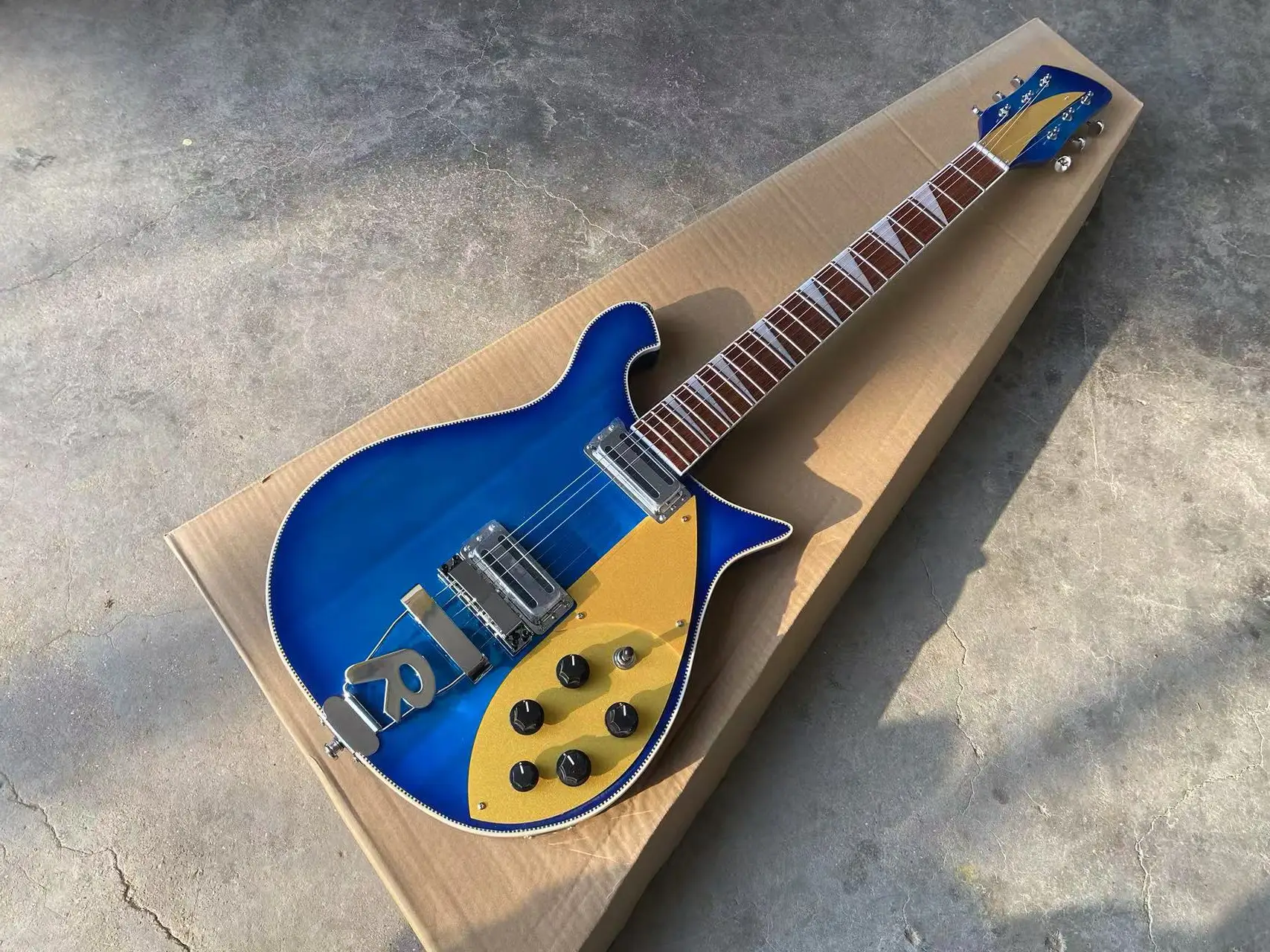 660 Electric Guitar 6 String Tailpiece Blue Color, "R" Shaped Bridge, Gold Pickguard, Checkerboard Binding Guitarra