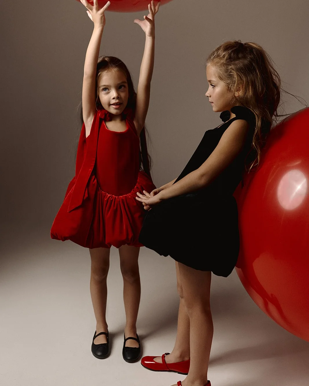 

Velvet Flower Girl Dress for Wedding Puffy Prom Ball Gowns Mini Short Toddler Pageant Dress Bows Simple Gala Pageant Dresses