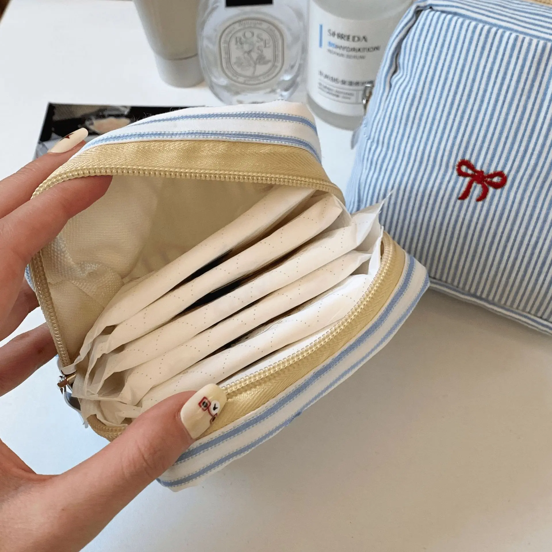 Simple striped handbag, portable and cute storage bag for menstrual scarves, portable lipstick and makeup bag, wallet