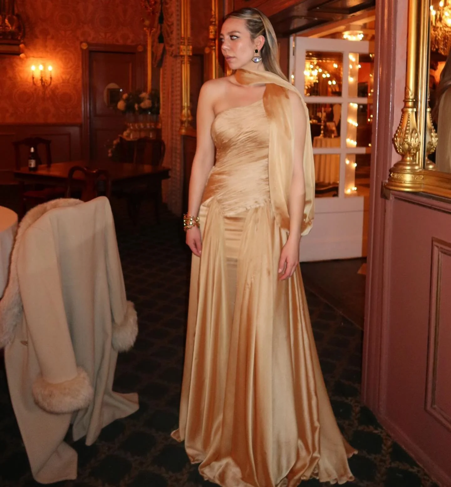 Verngo – robe de soirée grise, asymétrique épaule dénudée, ligne A, Maxi, fluide, plissée à la main, en soie, personnalisée