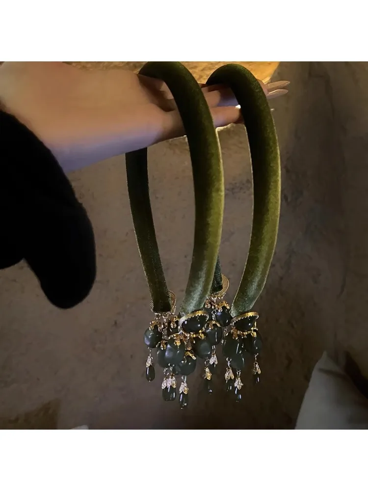 레트로 프렌치 화이트 벨벳 올리브 그린 드리워진 머리띠 새로운 중국 고급 머리핀