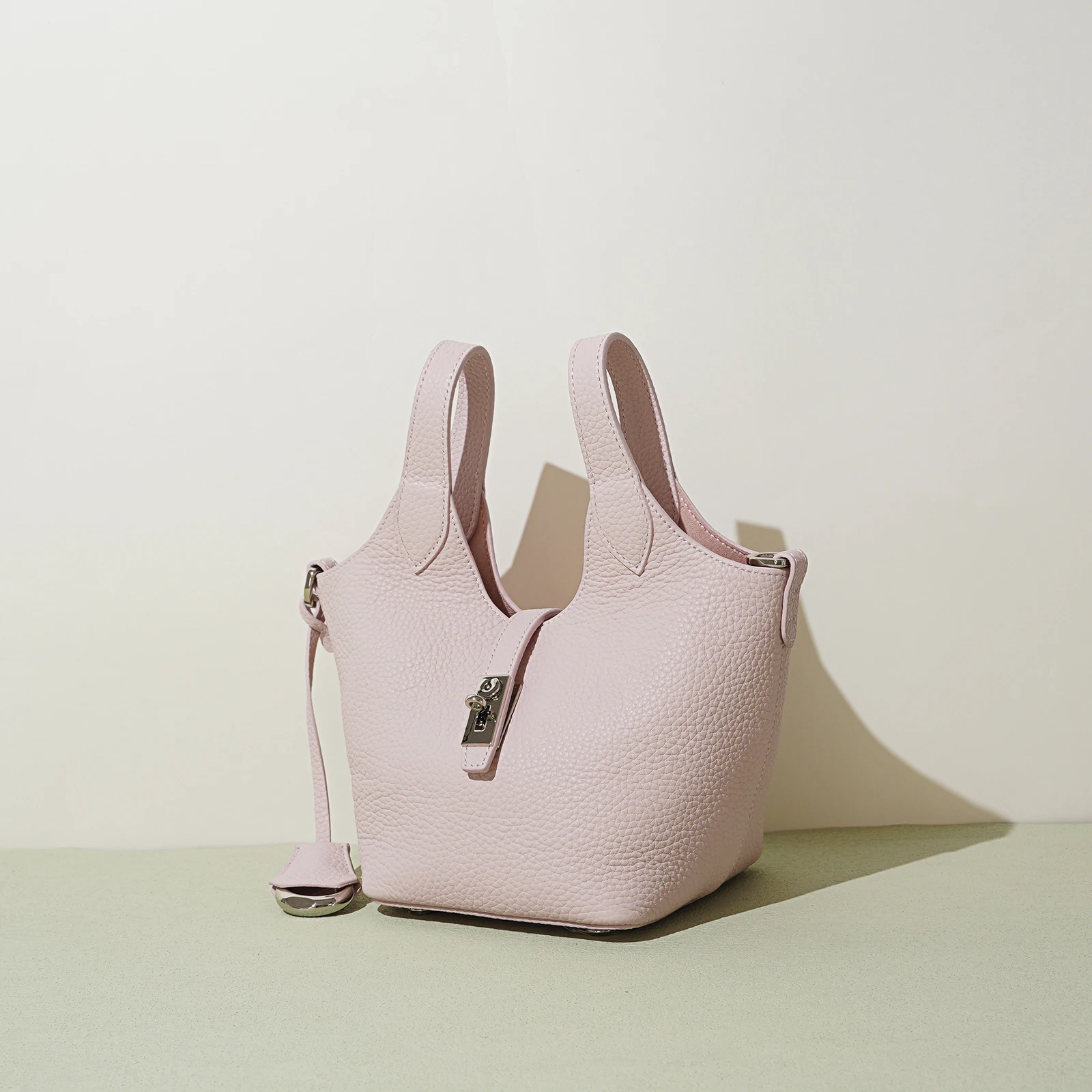 

Genuine Leather Bucket Bag 2025 New Niche Design Free Initials First Layer Cowhide Simple Crossbody Bag Fashion Ladies Handbag