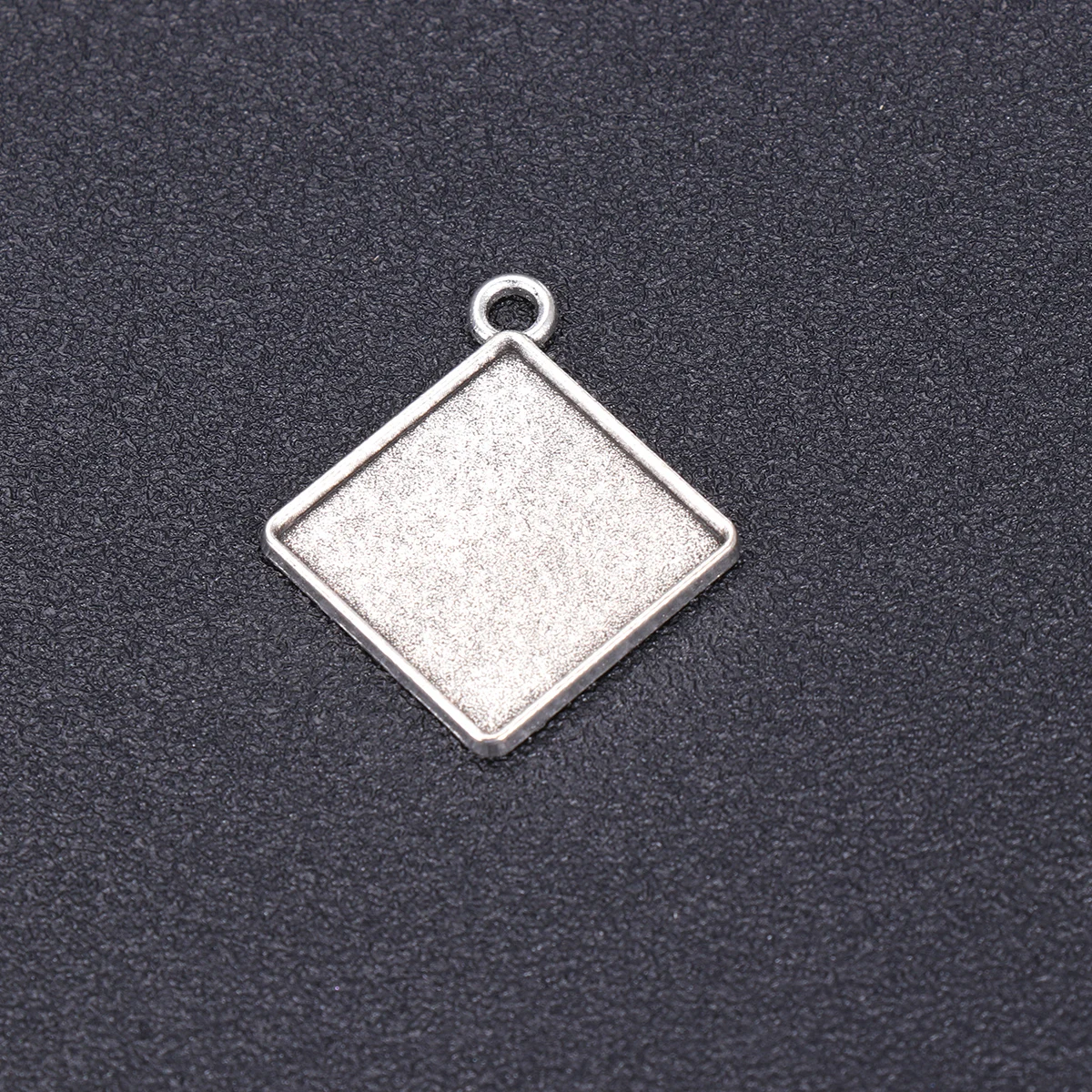 

100Pcs Alloy Accessories Base Set Square Patch Holder DIY Home Decoration Pendant Creative Wall Ornament for Home Decor Gift