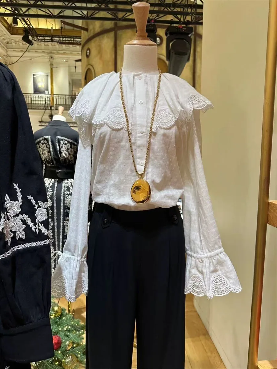 

Женская хлопковая рубашка свободного кроя с вышивкой, рукавами-колокол и большим отложным воротником в стиле принцесс.