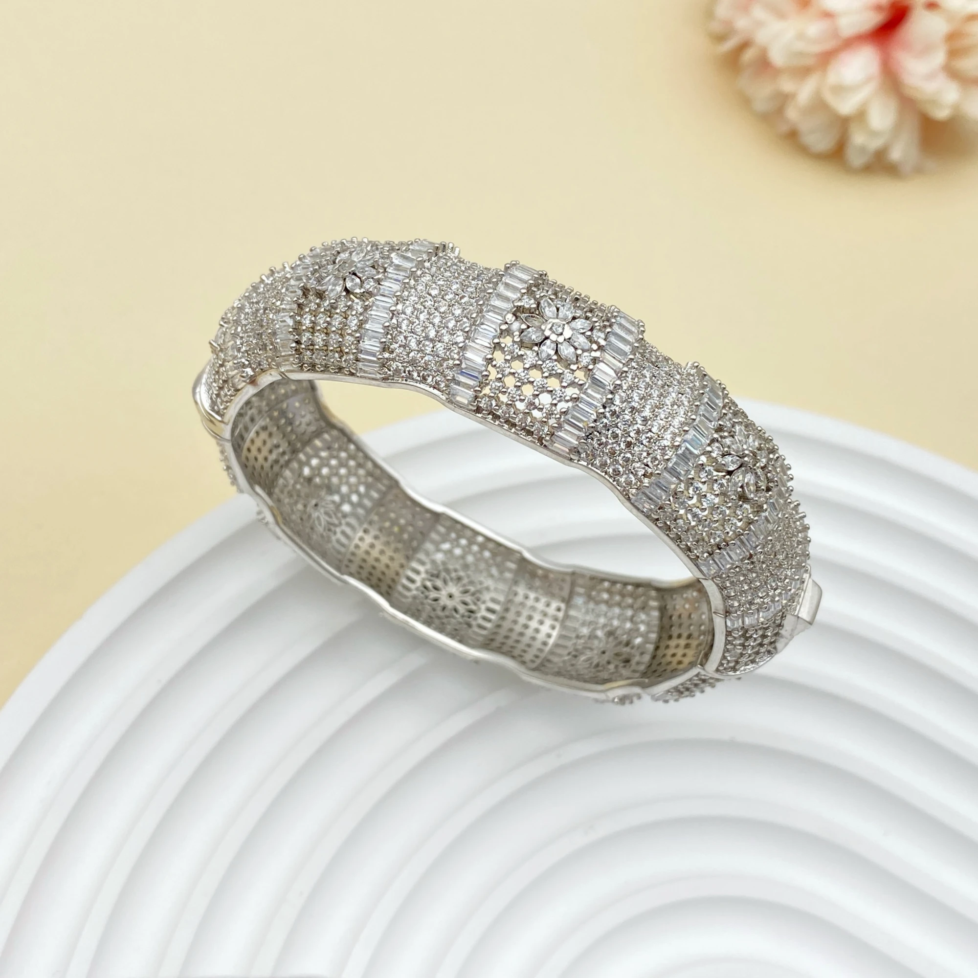 

Flora Hollow-Carved Floral Zircon Bangle - Round Concave Plated Bracelet Engraved Wedding Party Jewelry Luxury Gift for Women