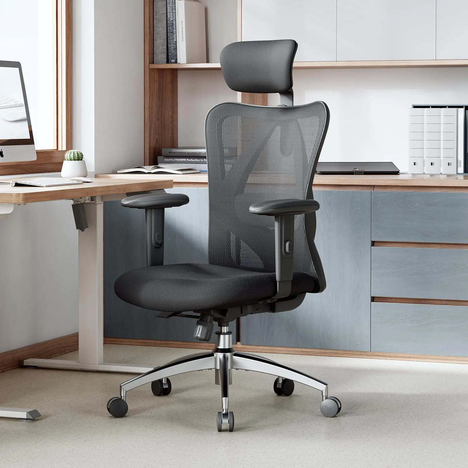 Ergonomic office chair suitable for tall people, adjustable headrest, with 2D armrests for lumbar support