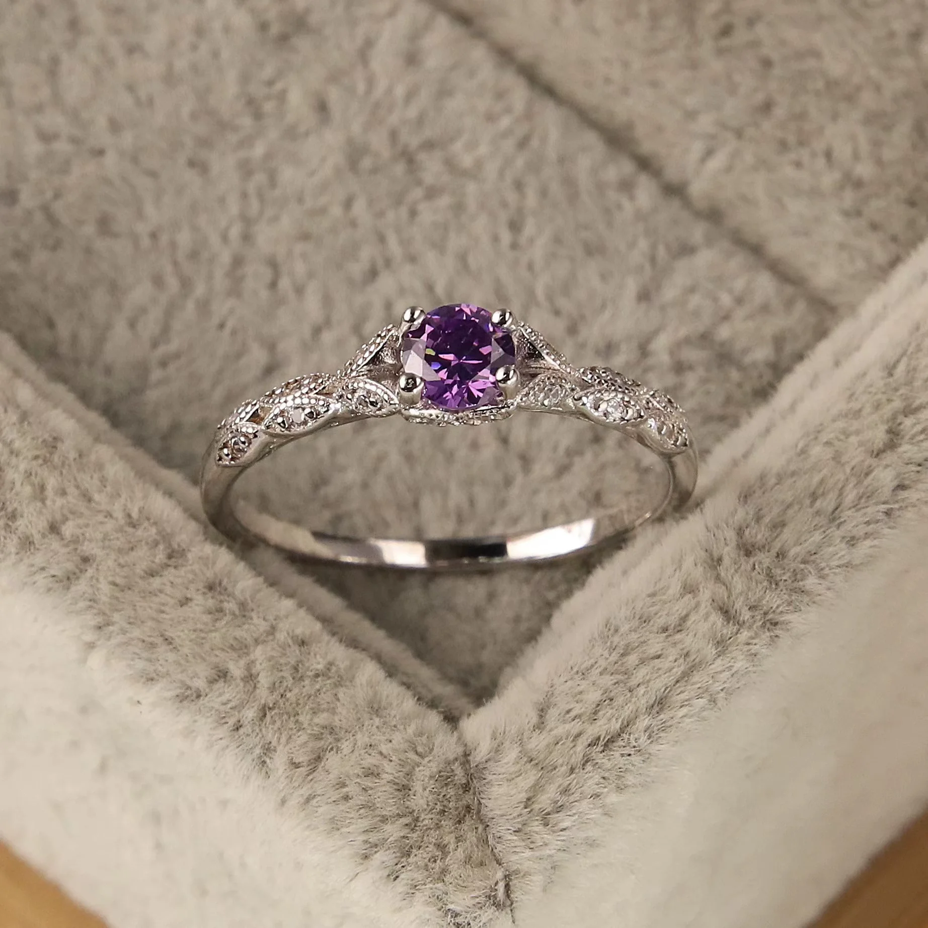 Light Luxury Style Amethyst Zirconia Women's Ring in Europe and America Simple Fashion Gem Temperament Ring