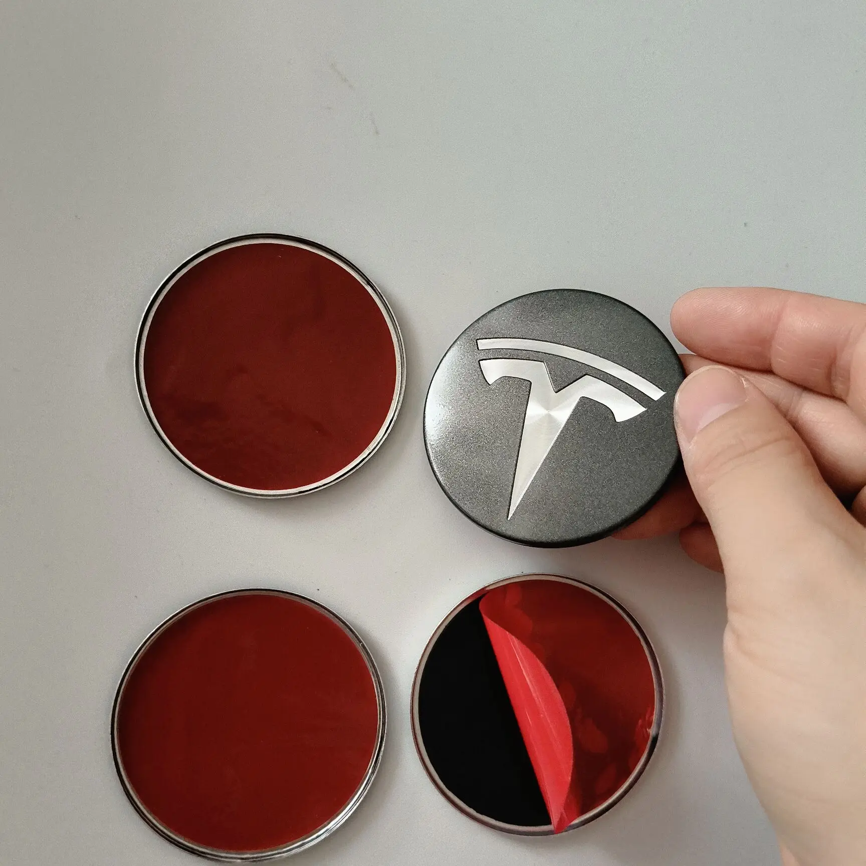 4 Stück 56mm 57mm Auto-Radnabenkappen Emblem-Aufkleber für Tesla Model 3 Y S X Roadster P75D P85D P90D P100D Auto-Zubehör