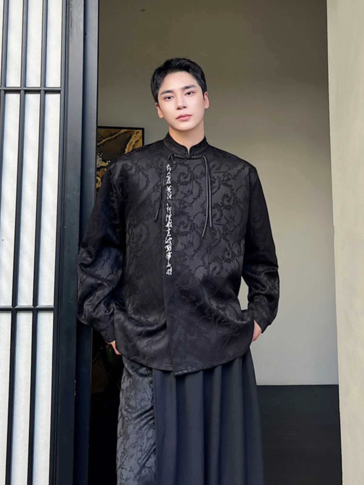 

Новая китайская рубашка-свитер с вышивкой каллиграфии, воротником-стойкой, на пуговицах, свободного кроя, длинная, для мужчин, молодежный тренд, осенняя мода