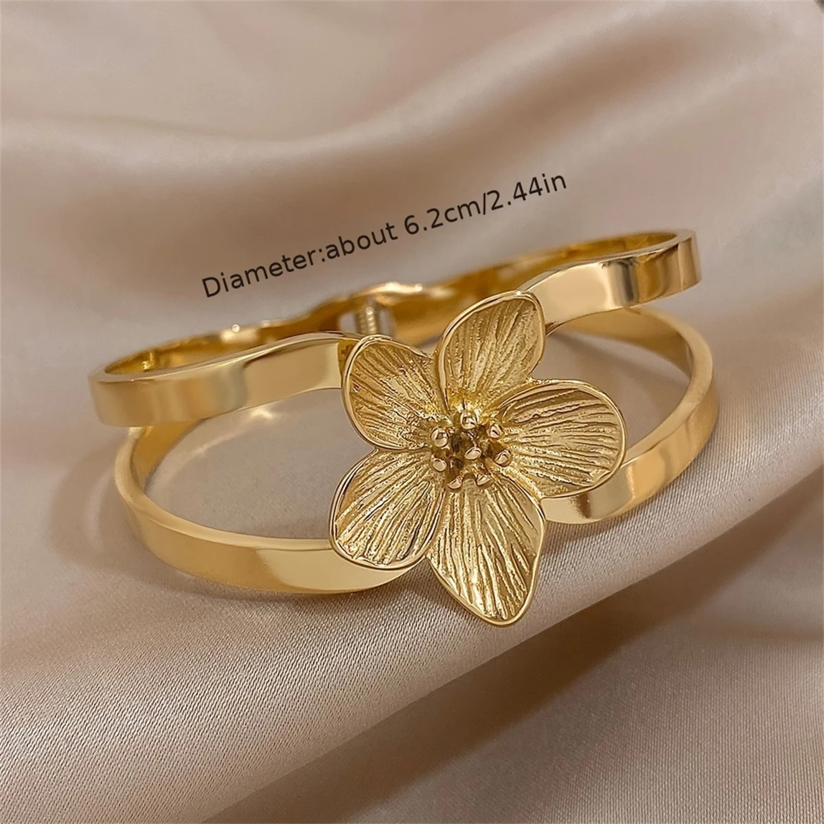 Gmai Zierliches Blumen-Armband aus glänzendem PVD-beschichtetem Edelstahl für Damen, wasserdicht, goldfarben, Blumenmuster, Schmuckgeschenk – Detail 5