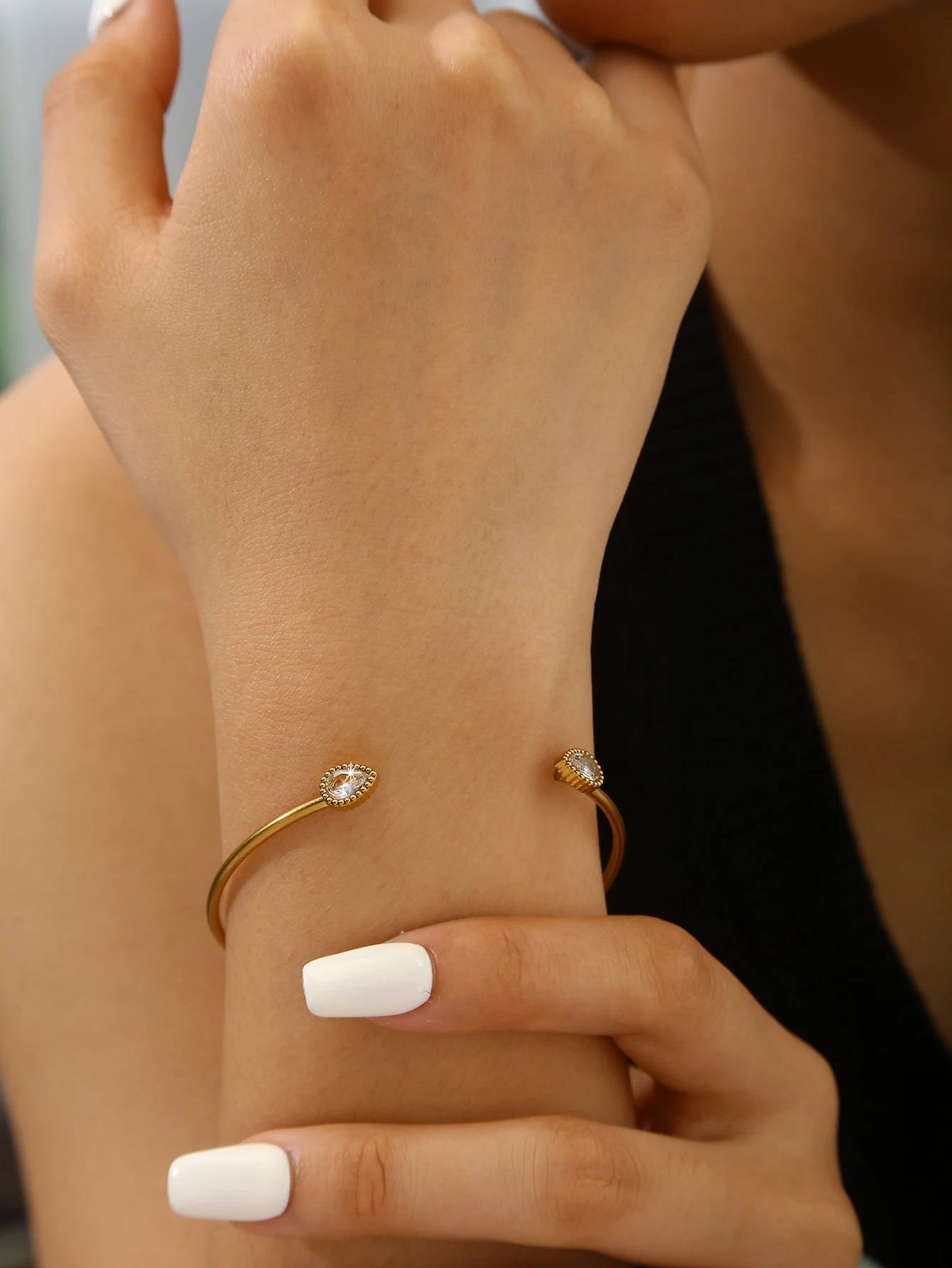 Niche, Unique, Light Luxury,Minimalist Style: 18K Gold-Plated Stainless Steel Drop-Shaped Zirconia Open-Ended Bracelet For Women