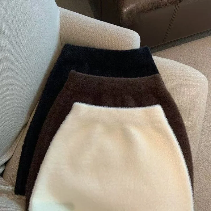 Minfalda peluda negra ajustada y Sexy de cintura alta para mujer, minifalda con parte inferior de invierno, lana salvaje, elegante, coreano Y2K Bar, forro polar cálido