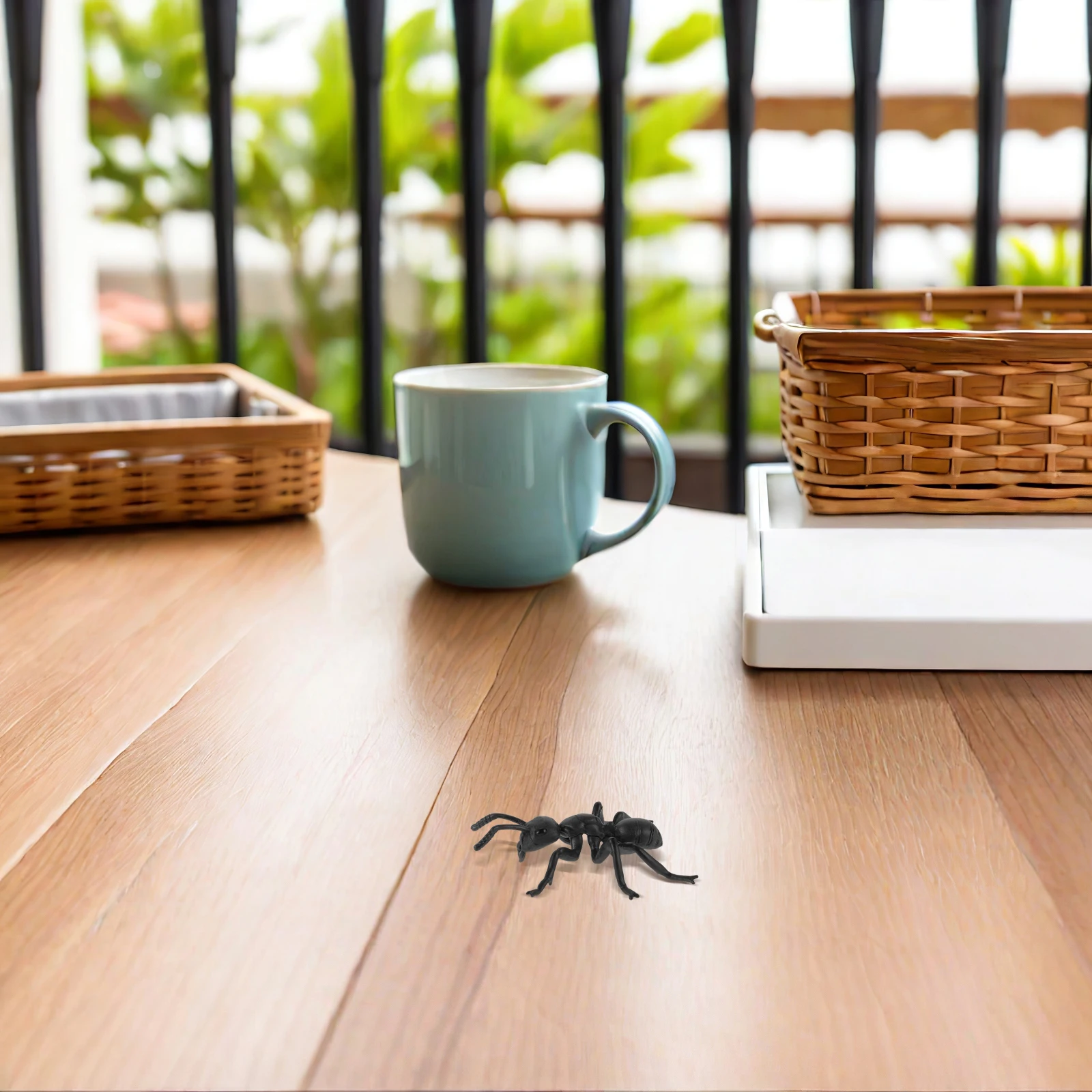 

2Pcs Realistic Ants Outdoor Garden Decor Large Insect Figures for Kids Education Prank Jokes Halloween Party Decoration Supplies