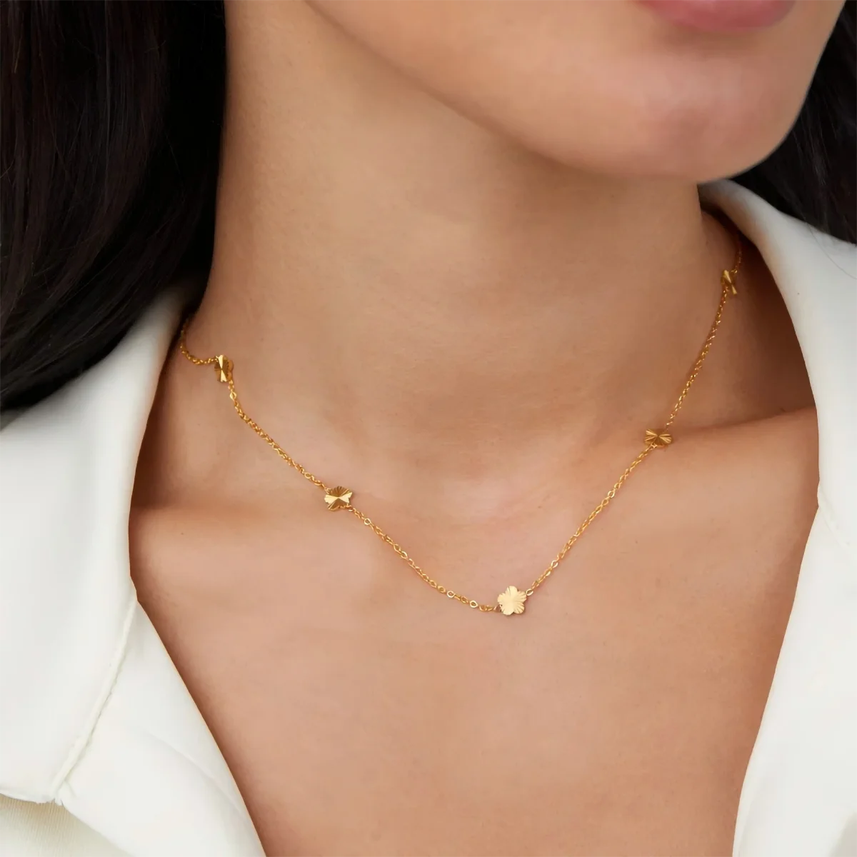Miia Schmuck 18K PVD Vergoldete Edelstahl-Halskette mit fünf geprägten Kleeblättern, zierlicher Luxusschmuck für Damen – Detail 7