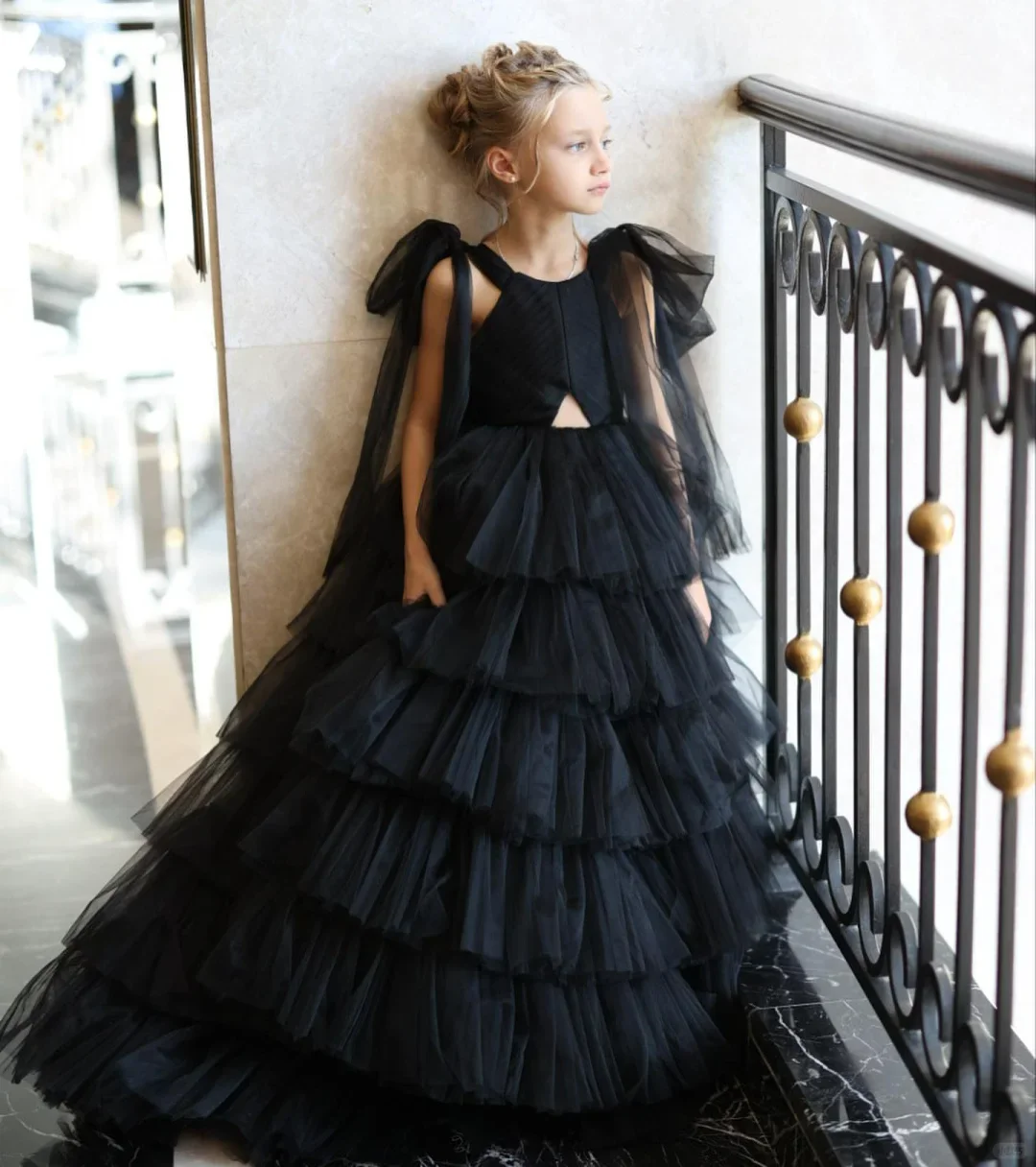 Schwarzes Schwan-Ballettmädchen, mehrlagiger Tüll, flauschiges, ärmelloses Blumenmädchenkleid für die Hochzeit, individuelle formelle Ballkleidung für Klavierauftritte