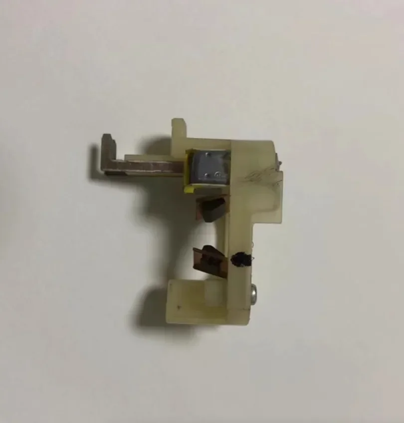 1PC Window Glasses Lift Motor Carbon Brush Suitable for NISSAN Sylphy Window Regulator Motor Repairing