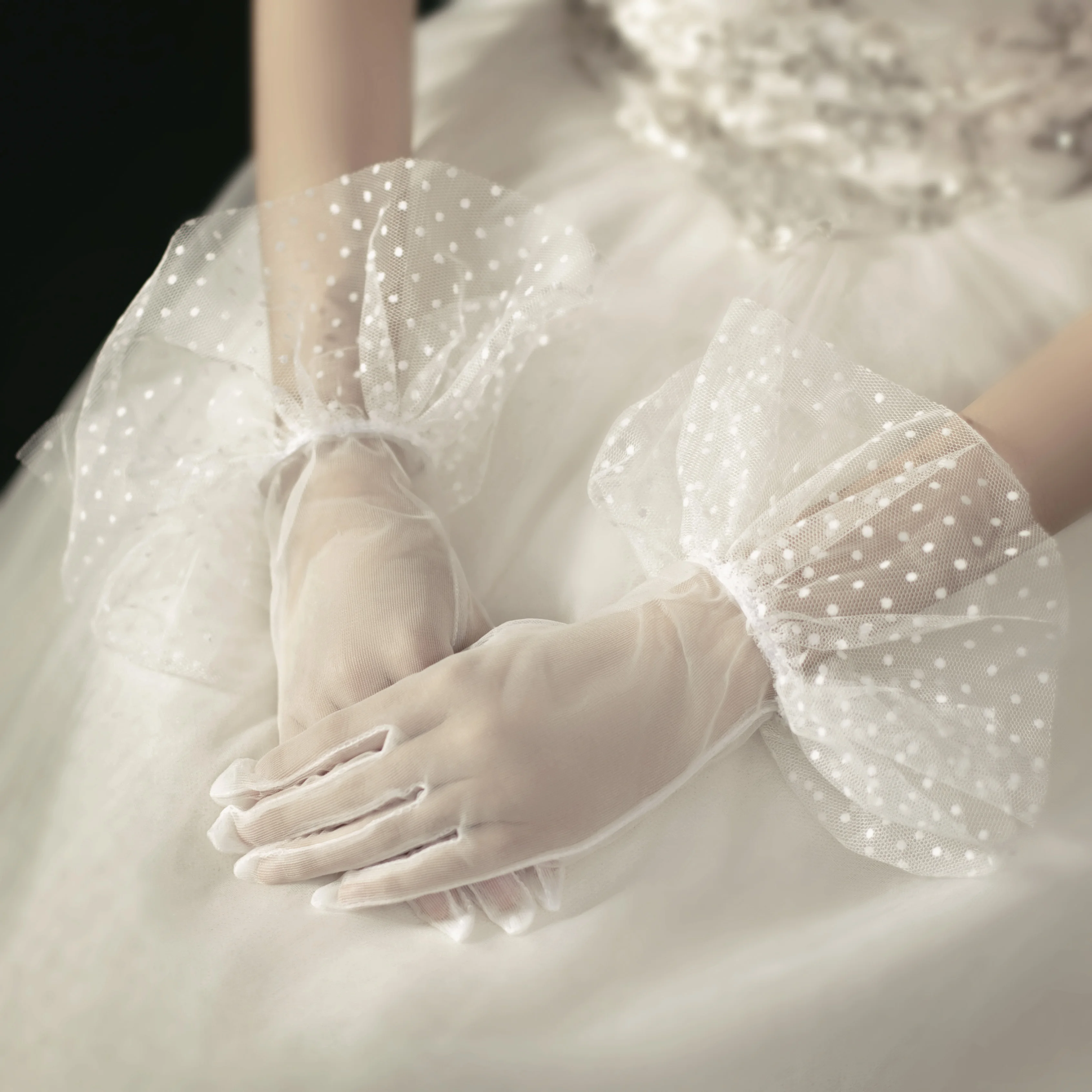 Bride Gloves Women Sheer Tulle Gloves Transparent Full Finger White Black Dot Bridal Gloves Mittens Wedding Party Dress Gloves