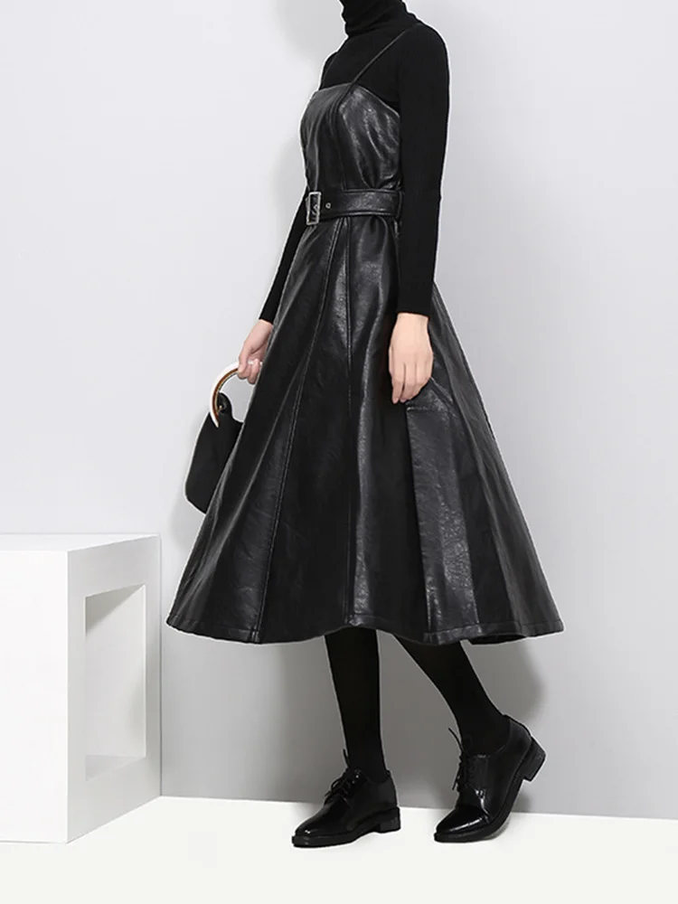 [EAM] Women Black Pu Leather Long Spaghetti Strap Dress New V-Neck Sleeveless Loose Fit Fashion Tide Spring Autumn 2024 JD03201