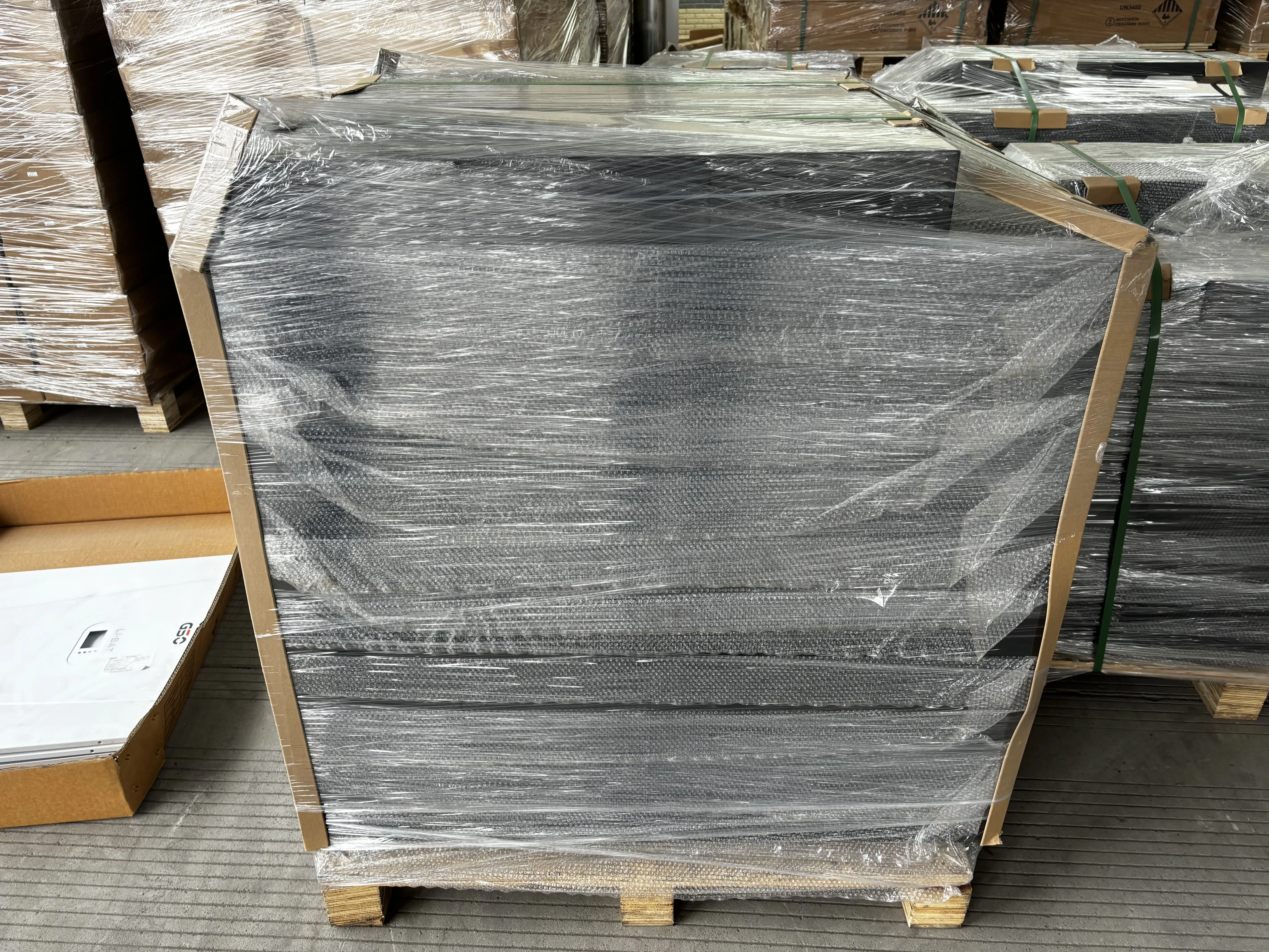 2025 عاكس شمسي احترافي جديد موفر للطاقة عاكس شمسي ثلاثي الطور محسّن لحد أقصى كفاءة 93%