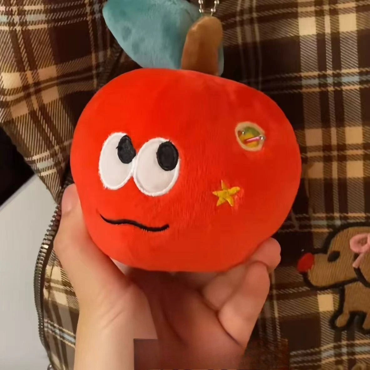 

2025 хит продаж, рождественский милый сюрприз, кулон с красным яблоком, гусеница, плюшевая кукла, украшение, кукла, подарок на день рождения