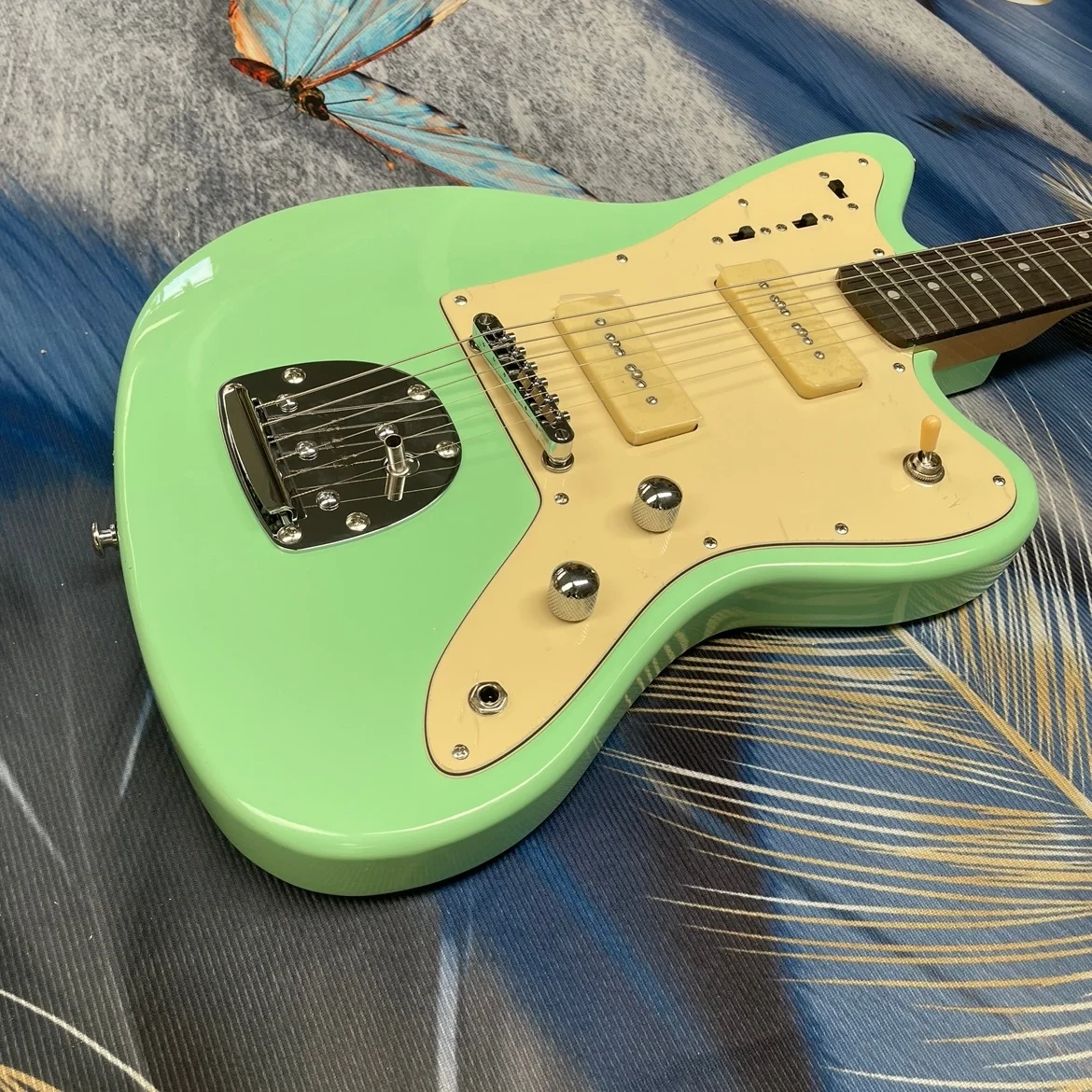 جيتار كهربائي أخضر اللون بستة  - مراجعة Electric Guitar Beginner وسعره