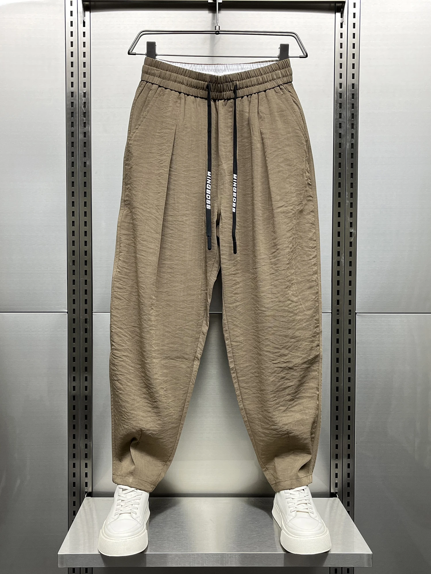 

Мужские летние новые ультратонкие повседневные брюки из хлопка и льна с драпировкой, дышащие весенне-осенние брюки-морковки Харлан, свободный крой со средней талией...