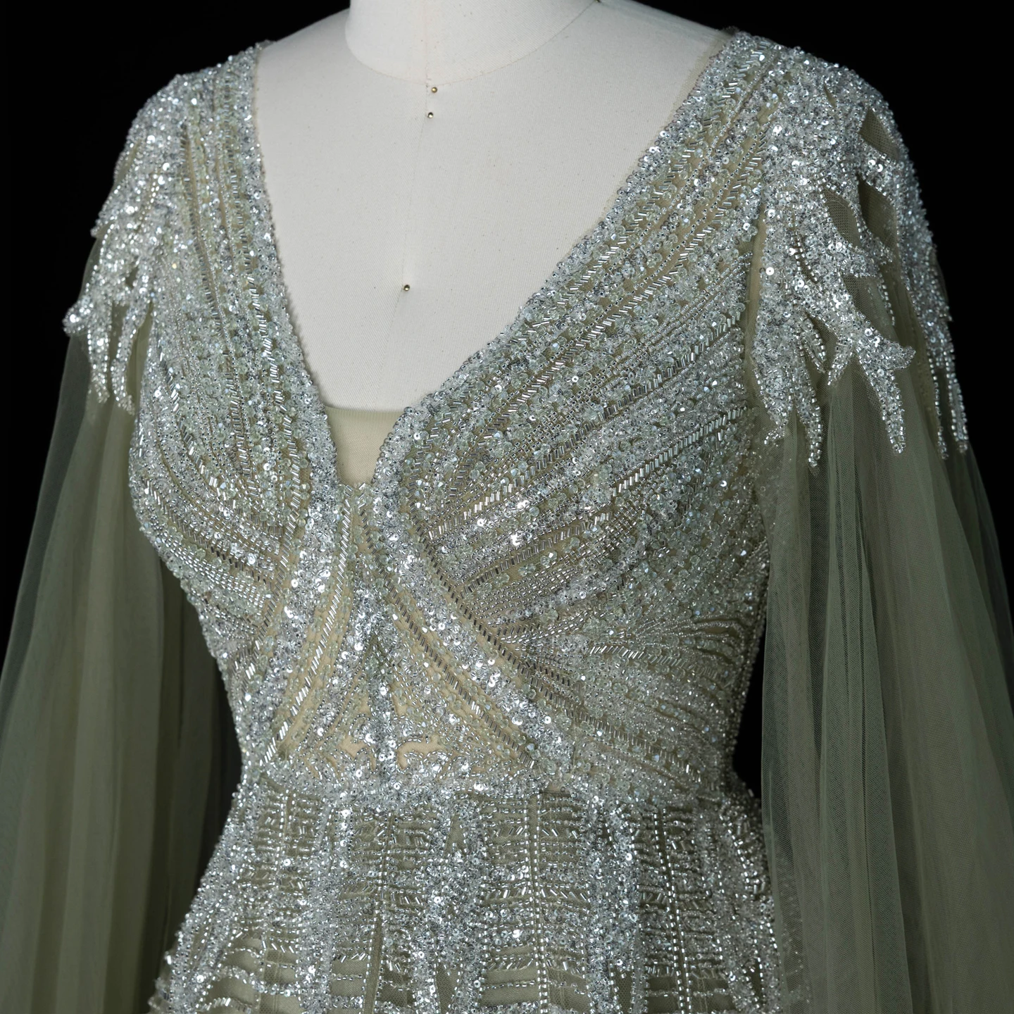 Sharon Said Luxuriöses grünes Abendkleid mit V-Ausschnitt, langen Tüll-Cape-Ärmeln, aufwendig mit Perlen verziert, für formelle Anlässe und Partys, SS073, nach Maß – Detail 8