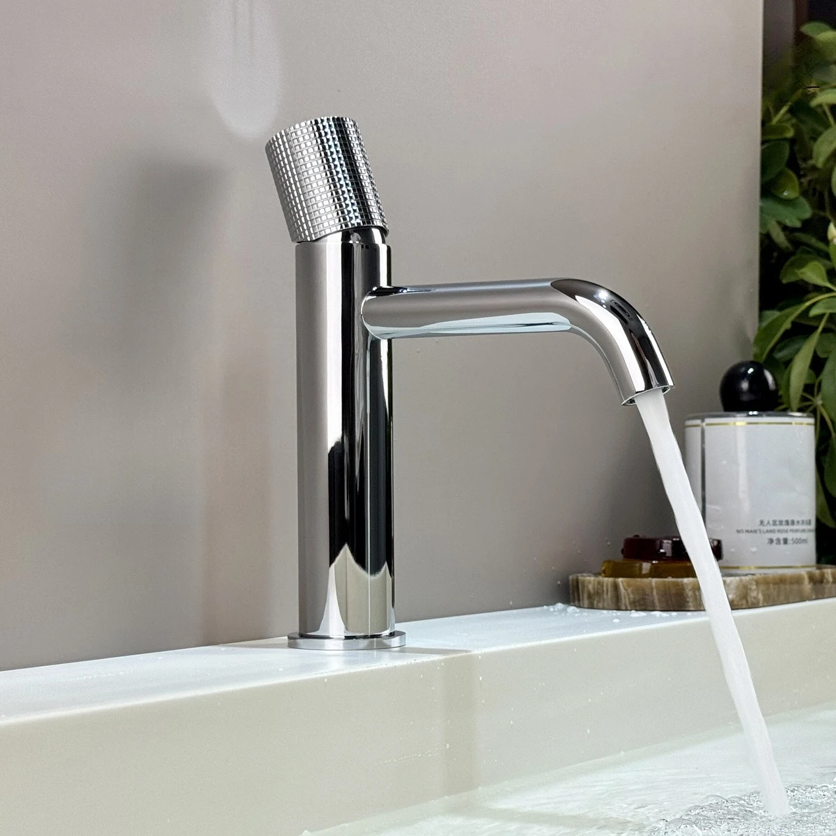 

Minimalist All Copper Faucet with Ceramic Valve Core for Household Light Luxury Countertop Washbasin Hot and Cold Faucets