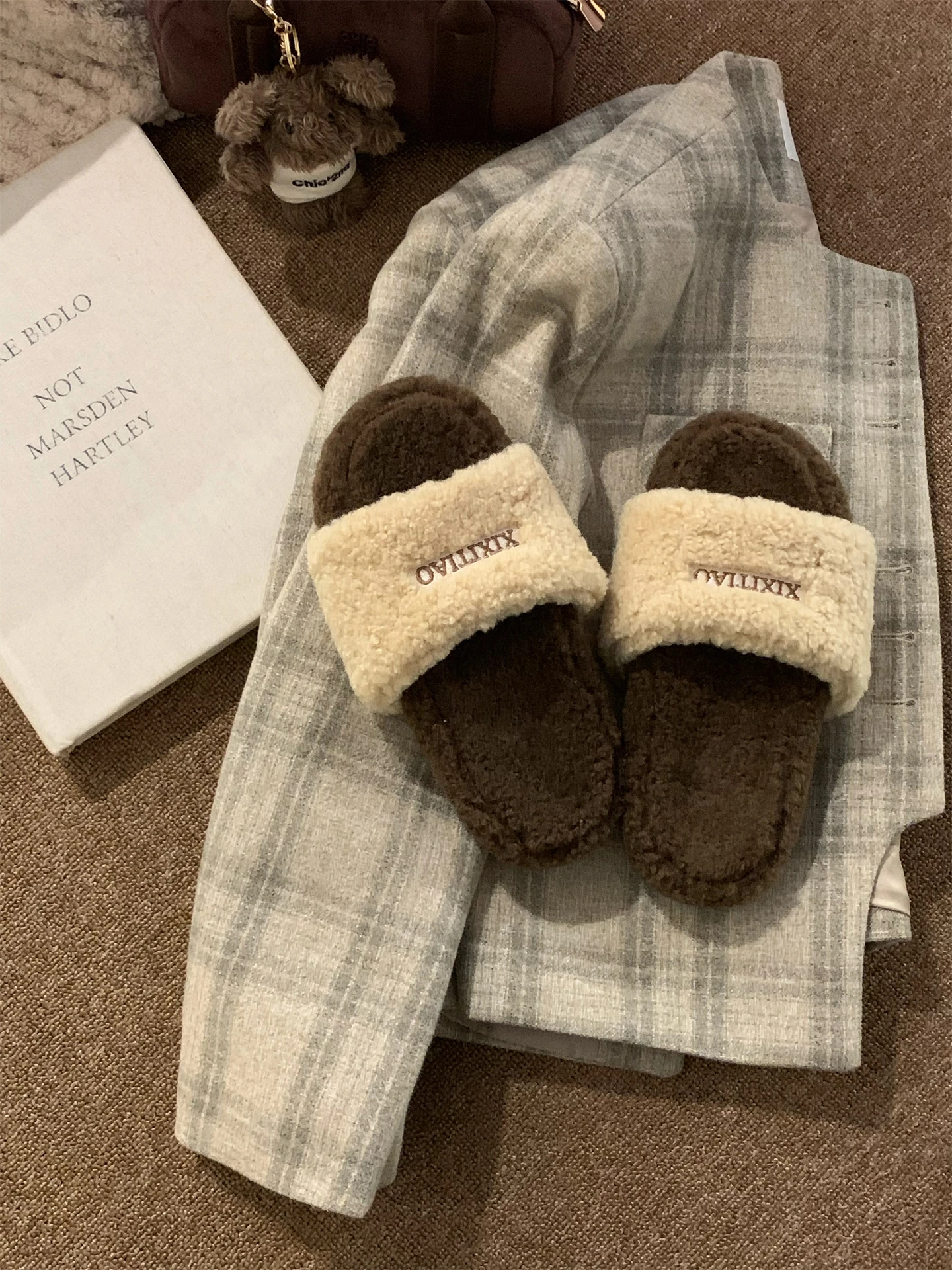 

Повседневные пушистые тапочки для женщин, домашние тапочки в ретро-стиле, плоские хлопковые тапочки с противоскользящей подошвой, теплые зимние тапочки с велюровой поверхностью