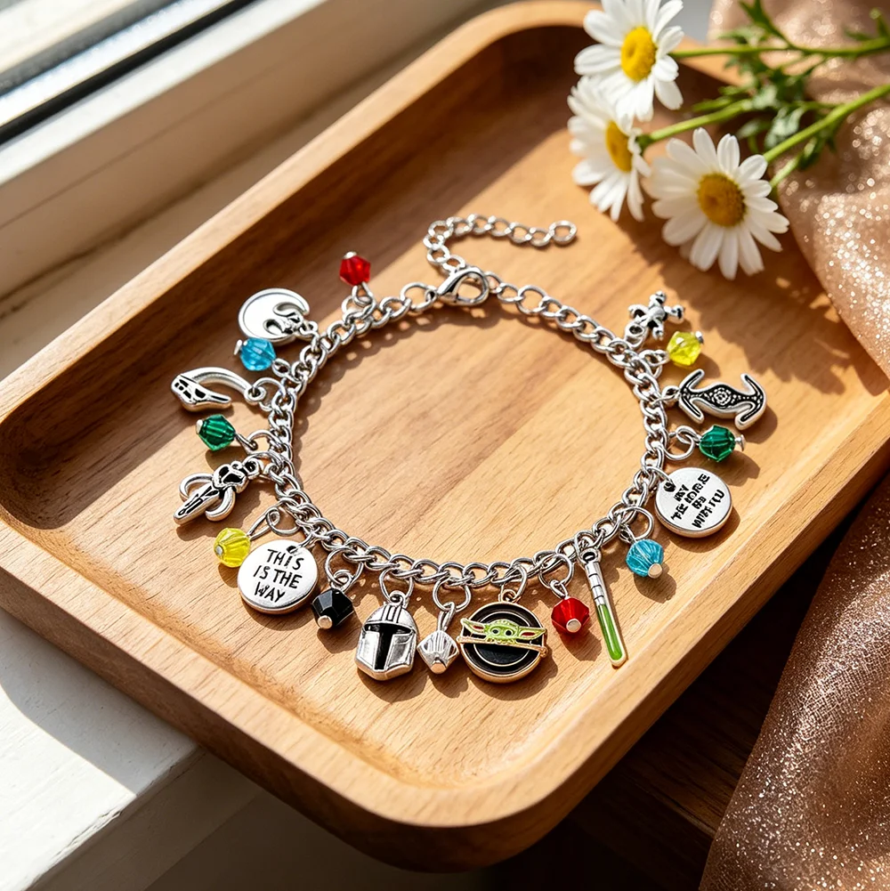 Joyería para Fans de Star Wars, Brazalete con Dijes Inspirado en The Mandalorian, con Detalles de Grogu, Mythosaur y Espada de Luz, Accesorio de Ciencia Ficción
