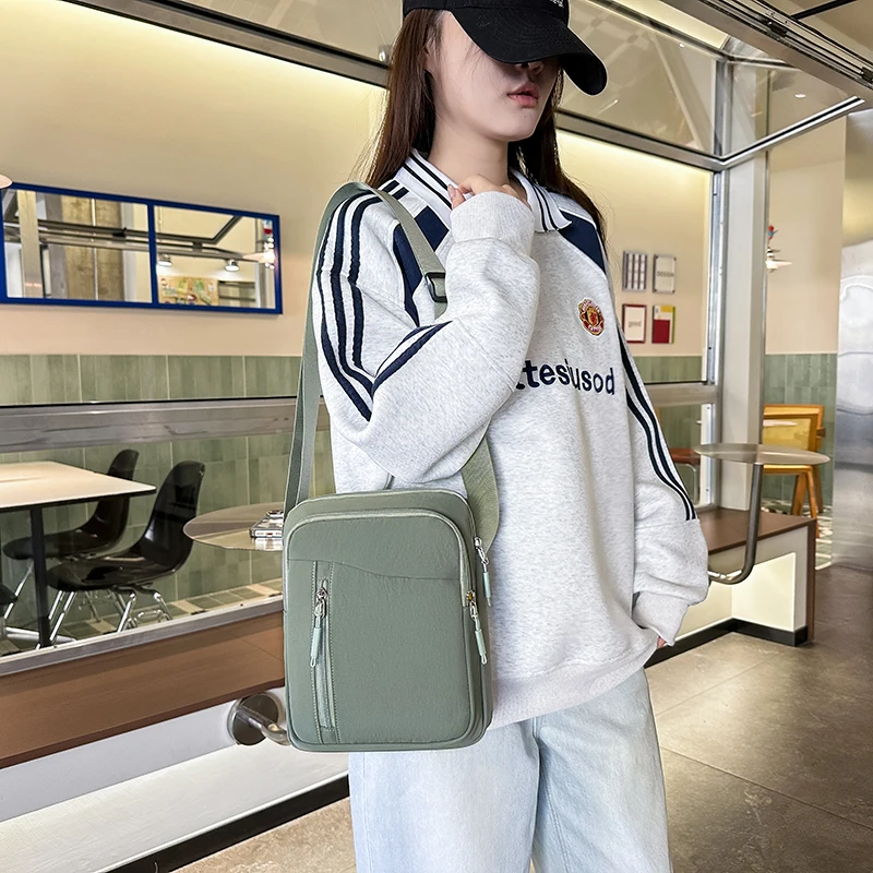 Herren-Umhängetasche aus Nylon, lässige Pendler-Outdoor-Mode-Schultertasche, wasserdichter Rucksack im Street-Style, einfarbig – Detail 3