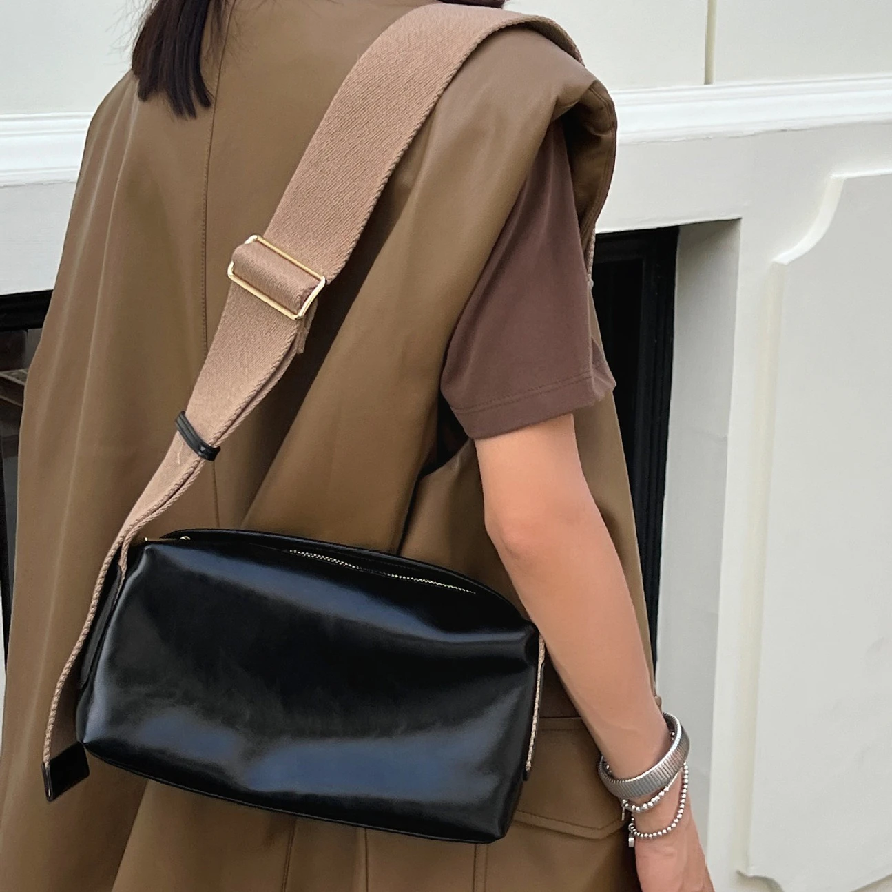 

Женская сумка через плечо из натуральной кожи в корейском стиле с широким ремешком - уличная сумка через плечо, летняя квадратная сумка-подушка 2023 г.