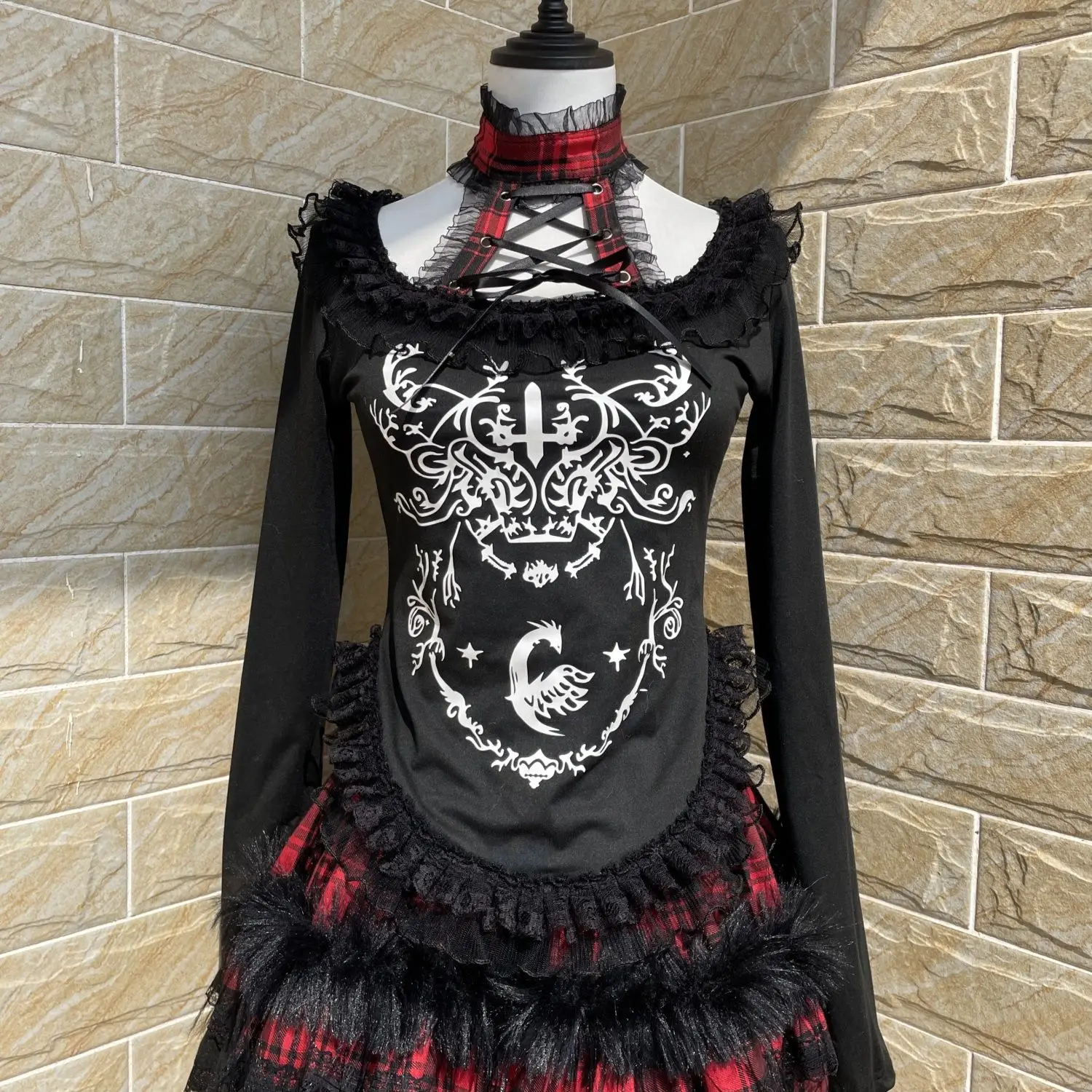 Y2K Harajukuya Culture Gothic Sweet High-end Cardrier Broken Black T-shirt Female Lace Waist Limit And Elastic Long Sleeve Top