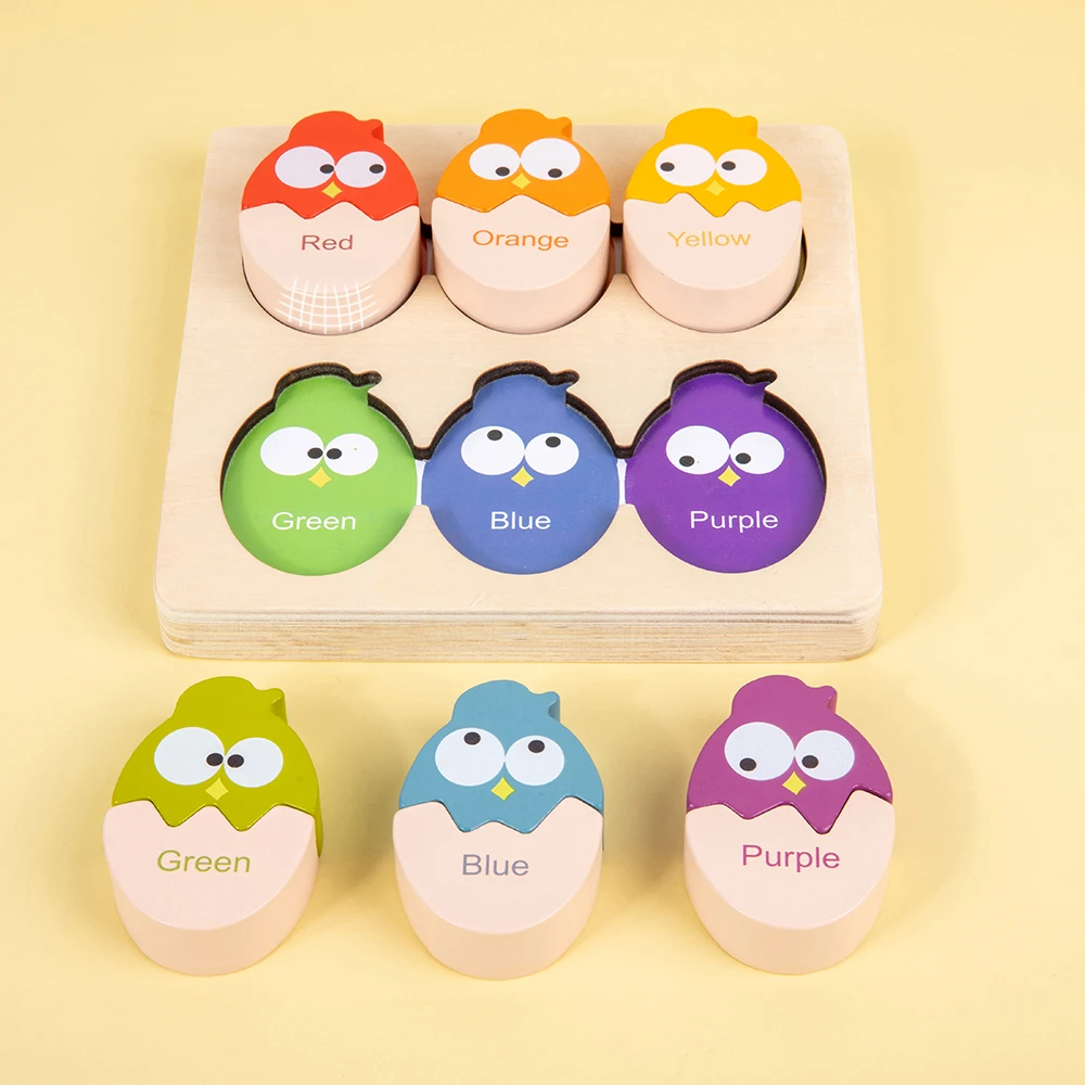 Puzzle di uccelli colorati in legno con osso vibrante di bambini rossi, arancioni, gialli, verdi, blu e viola hanno un blast learni