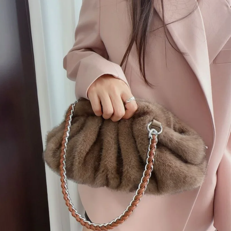 

Luxury Faux Fur Shoulder Bag Winter Plush Pleated Cloud Bag Women Designer Style Soft Underarm Chain Bag Solid Color Clip Wallet