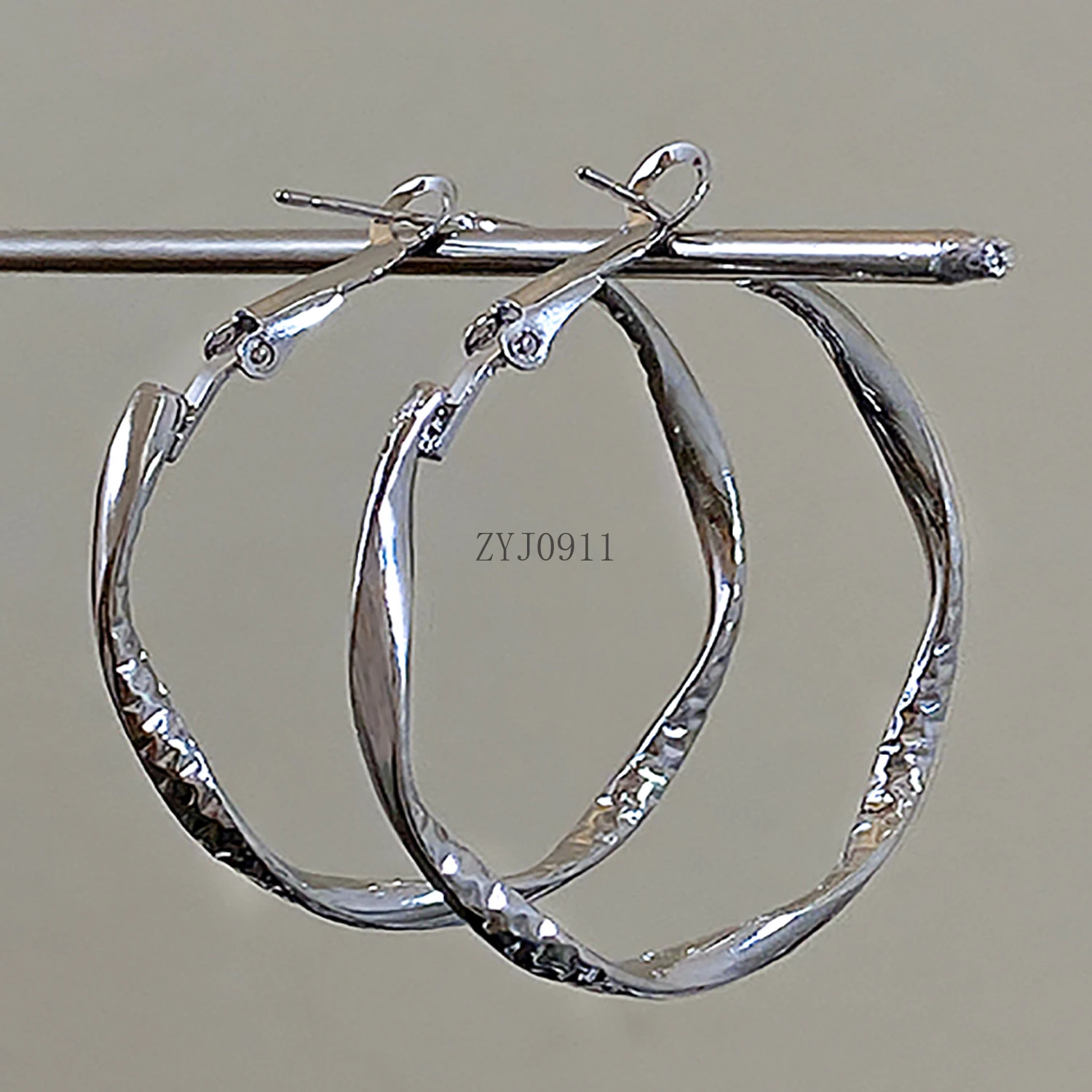 زوج واحد من الأقراط الدائرية الكبيرة الفضية البسيطة، أقراط نسائية صيفية لقضاء العطلات وموسم التخرج وحفلات الزفاف لوصيفة العروس