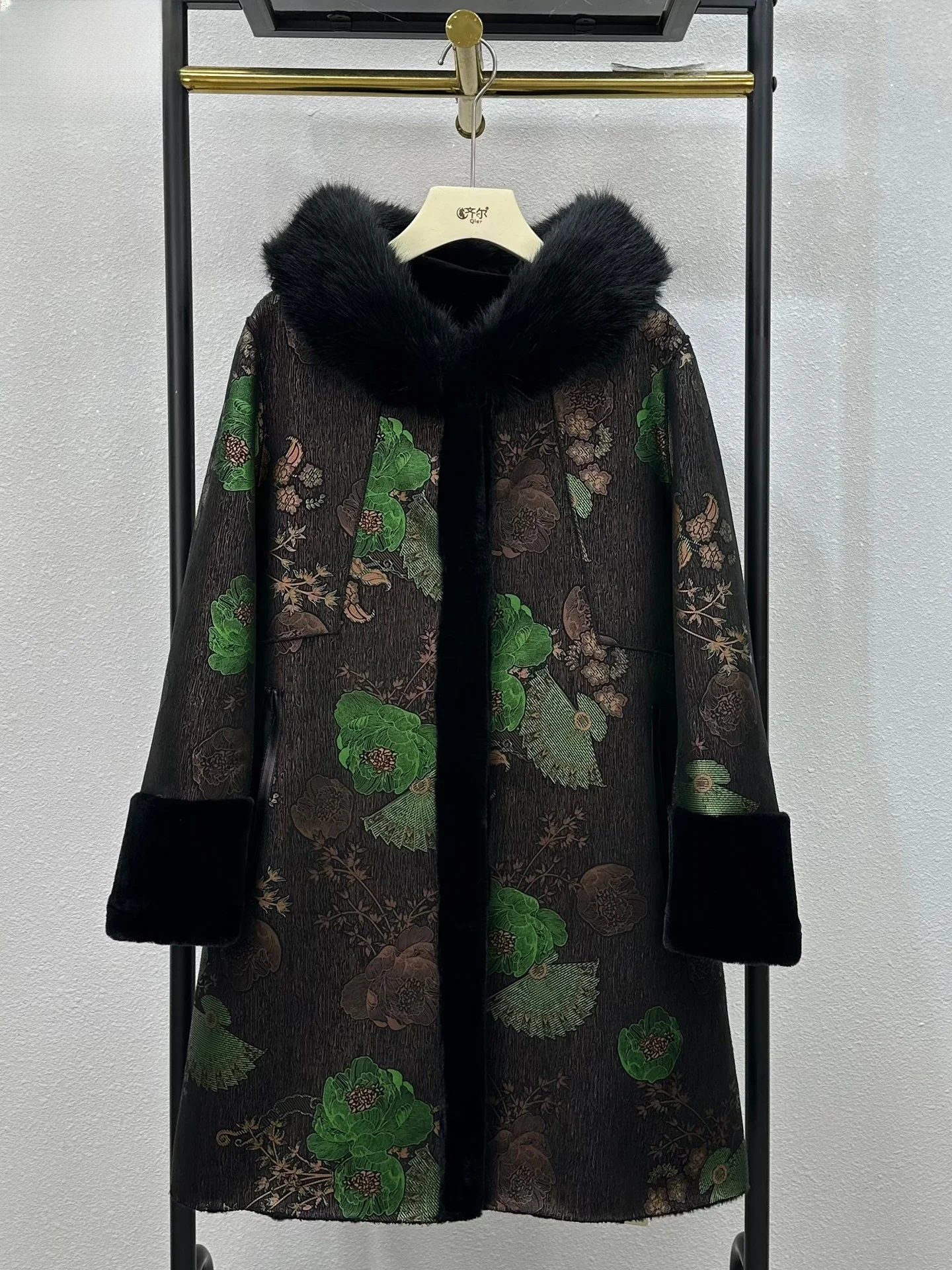 

Зимняя одежда Ele Mom: Модная женская куртка из золотистого норкового бархата с мехом и кожаными вставками для женщин среднего и старшего возраста, двойная.