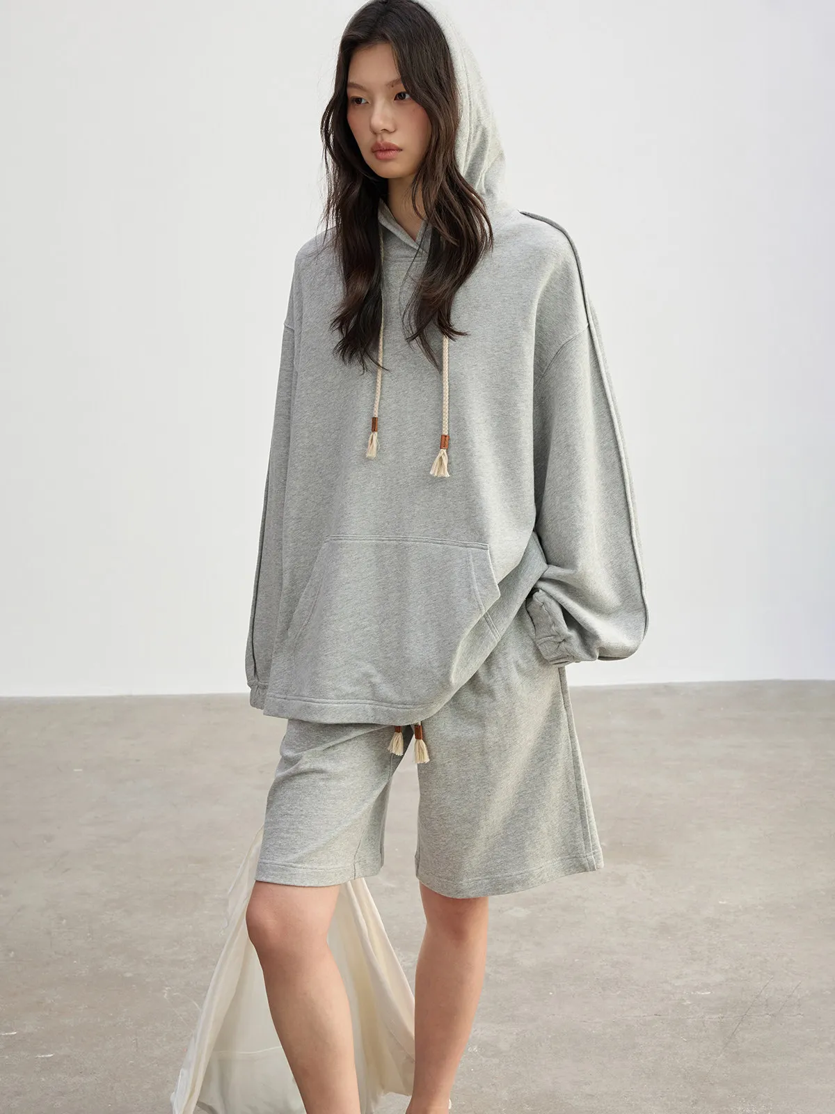 

Комплект JUSLIN: худи из льняно-хлопковой смеси с завязками и плиссированные шорты на резинке. Весенний модный женский спортивный костюм.