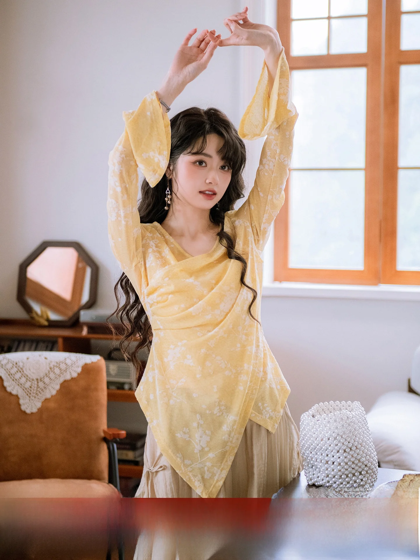 

Nanfeng Valley Yue Zhi Light Velvet Netting V-neck Top Women's Spring Design Waist-cinching Shirt Bell Sleeve Gauze Fabric