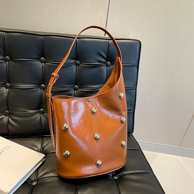 

Ladies' handbag with rivets underarm bag PU leather shoulder bag fashionable retro travel tote bag