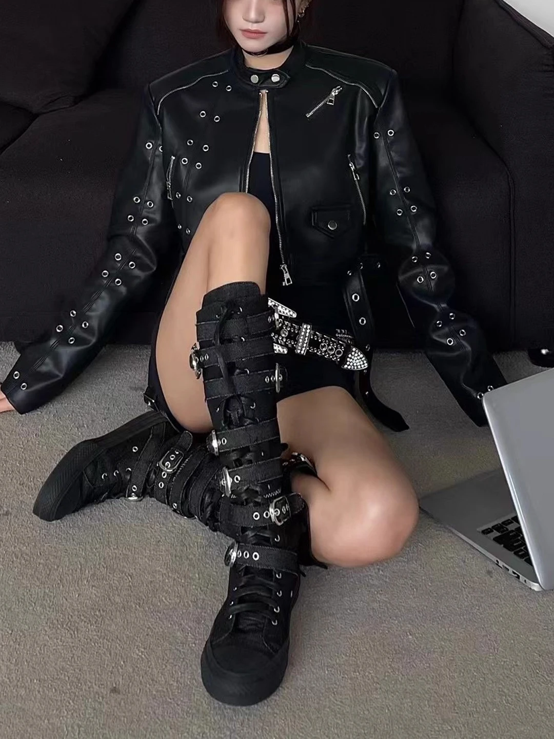 جاكيت نسائي من الجلد الصناعي بتصميم معدني ثقيل، ملابس دراجات نارية جديدة للربيع مع حزام وتصميم حلقي وسحاب