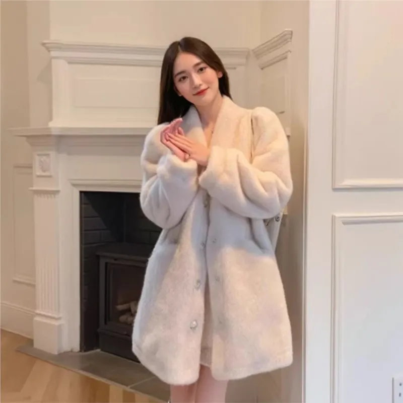 El nuevo abrigo de piel de moda de longitud media de MAO MAO con una mezcla de sensación