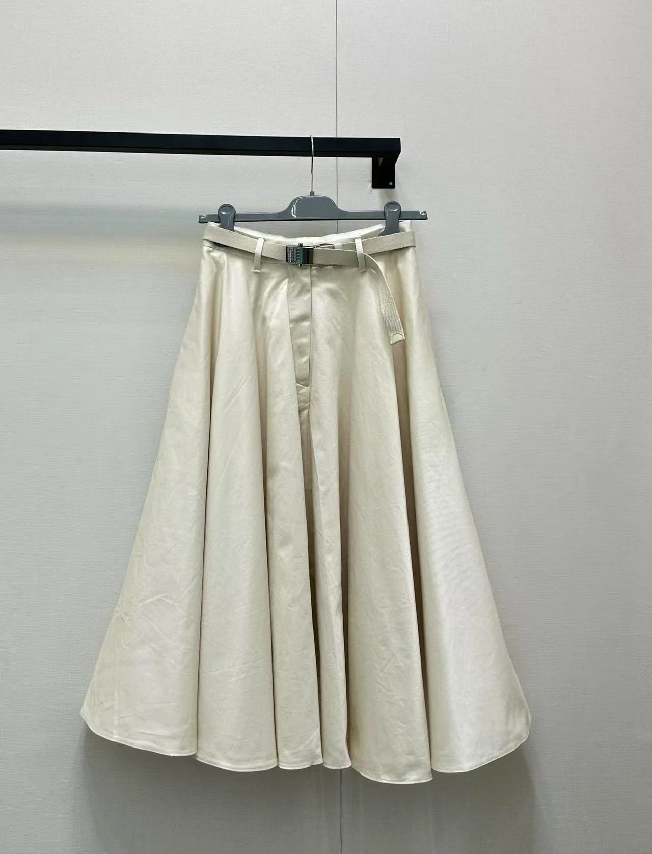 

2025 Spring/Summer Women's Classic Retro Modern High-Waisted Umbrella Dress - Slimming Effect