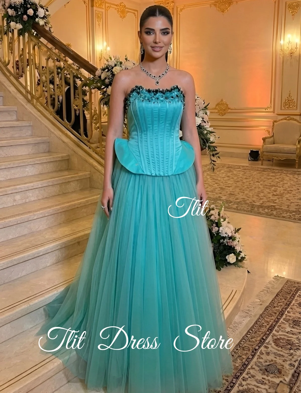 فستان سهرة أنيق من TLIT باللون الأزرق الداكن من الساتان والتول بدون حمالات فستان حفلات مزين بالكريستال وسحاب فيستدوس دي فييستا
