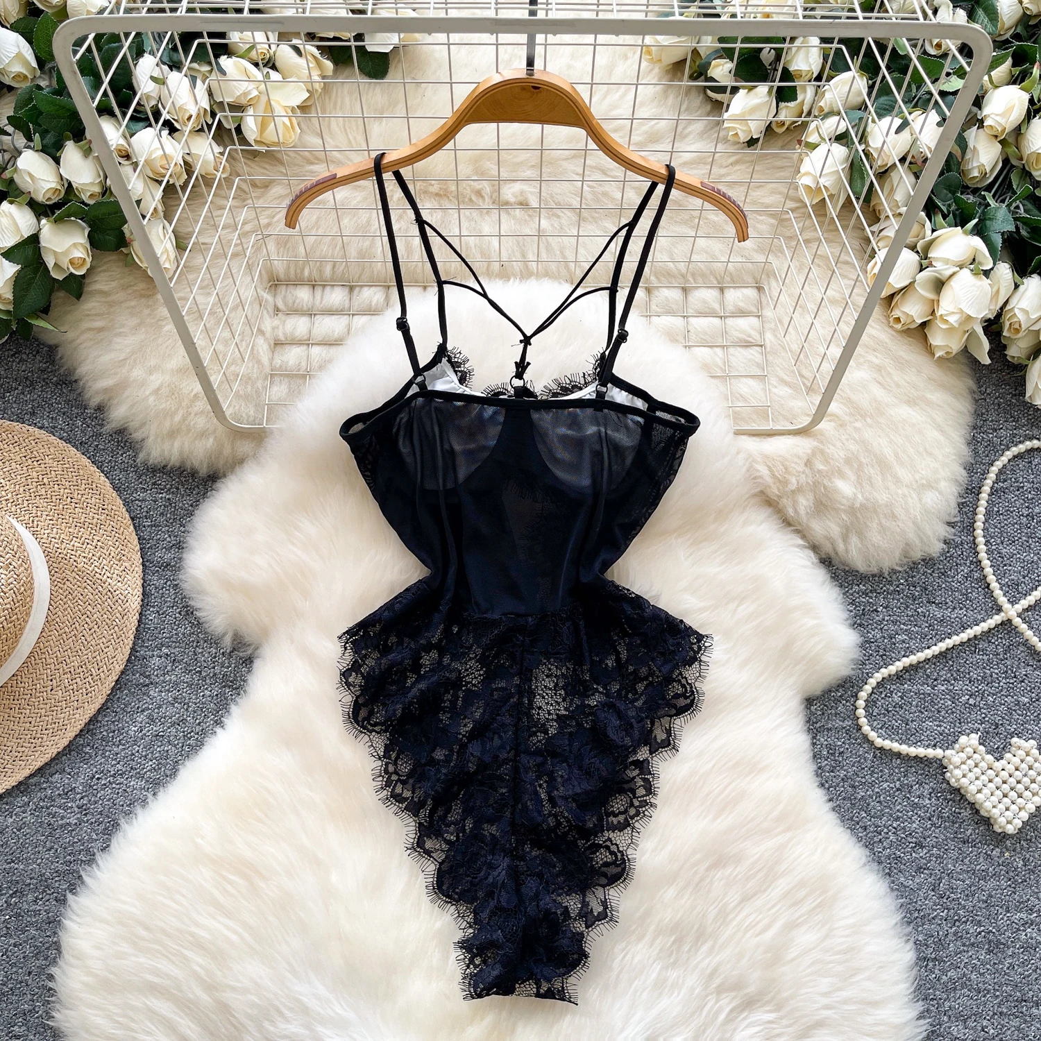 บอดี้สูทผู้หญิงแบบผูกคอเปิดหลัง แต่งผ้าลูกไม้สไตล์วินเทจ ทรงเข้ารูป ชิคๆ