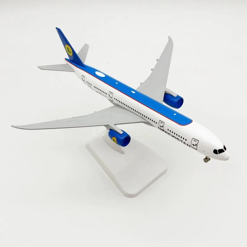 نموذج طائرات 20 سنتيمتر الخطوط الجوية أوزبكستان B787 طائرات سبيكة الركاب محاكاة طبق الاصل نموذج معدني للأطفال ألعاب تعليمية