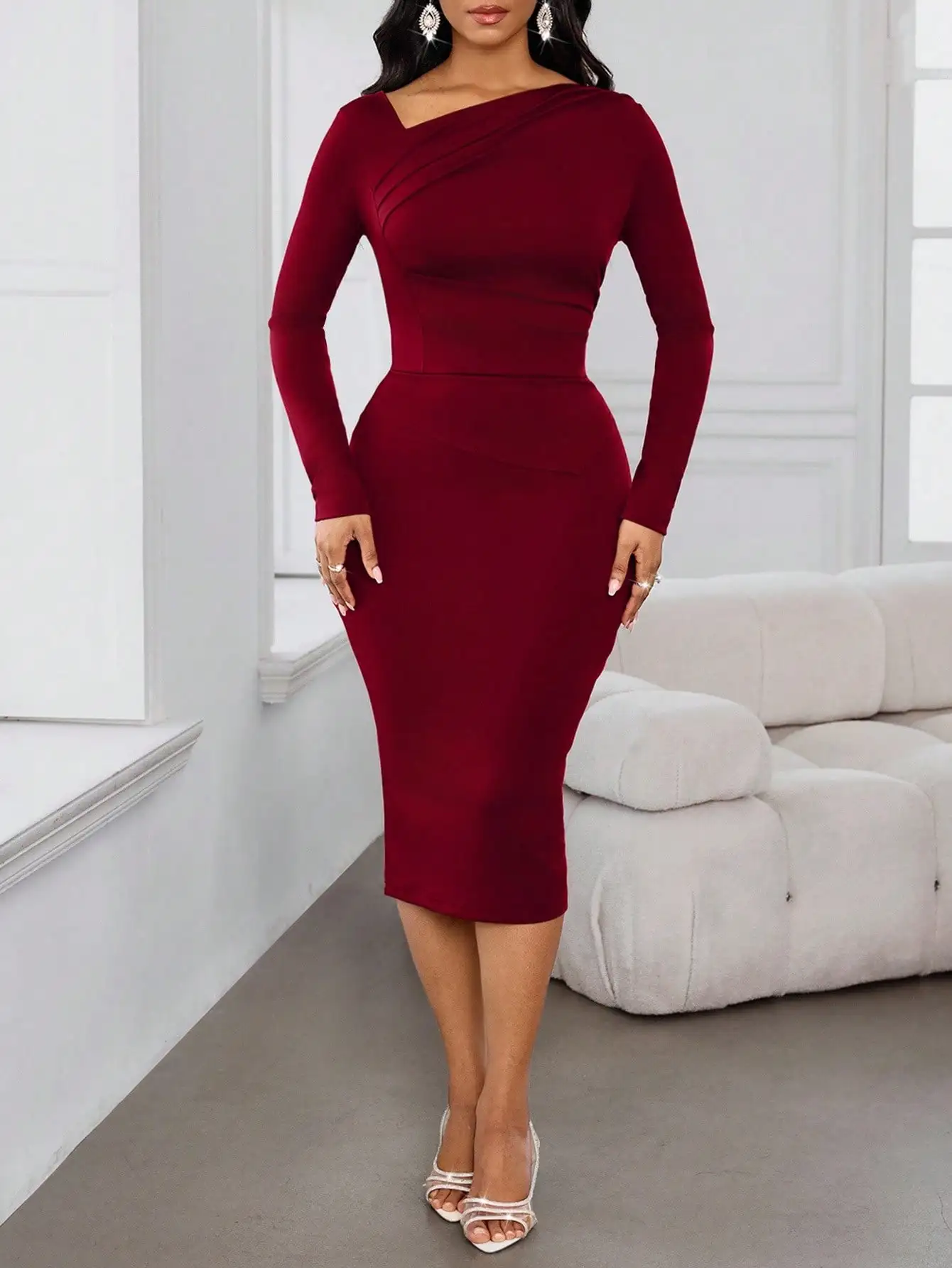 فستان ميدي أنيق باللون العنابي بياقة غير متماثلة للنساء، بأكمام طويلة وتصميم ضيق للحفلات والسهرات