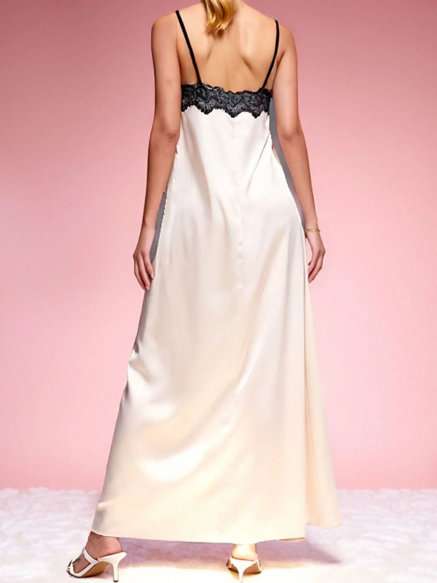 Elegante abito lungo in raso con dettagli in pizzo e spalline sottili, perfetto per eventi serali e occasioni speciali